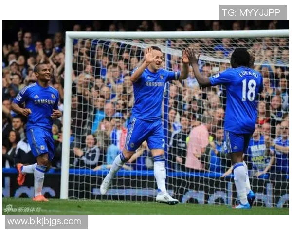 足球球星击掌瞬间展现友谊与竞技精神的完美融合